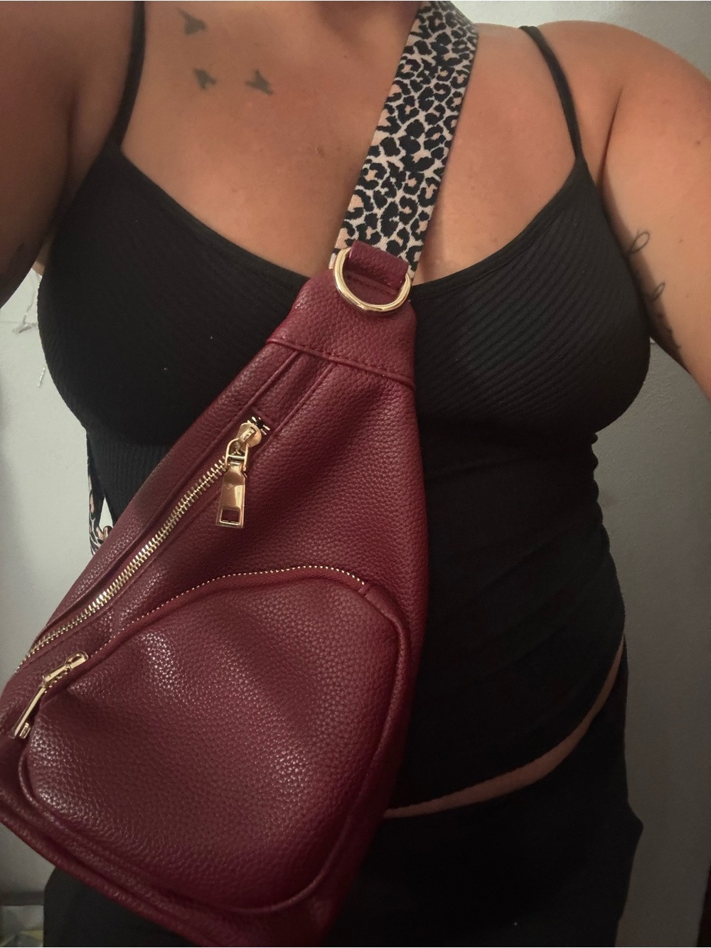 Women’s crossbody - never worn, was sent wrong color. Resilient /thick texture